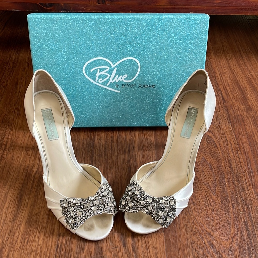 Betsy Johnson Ivory Satin pumps